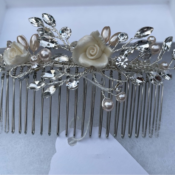 NWT. Silver hair comb with mini pearls and cubic zirconia from David’s Bridal - Picture 2 of 3